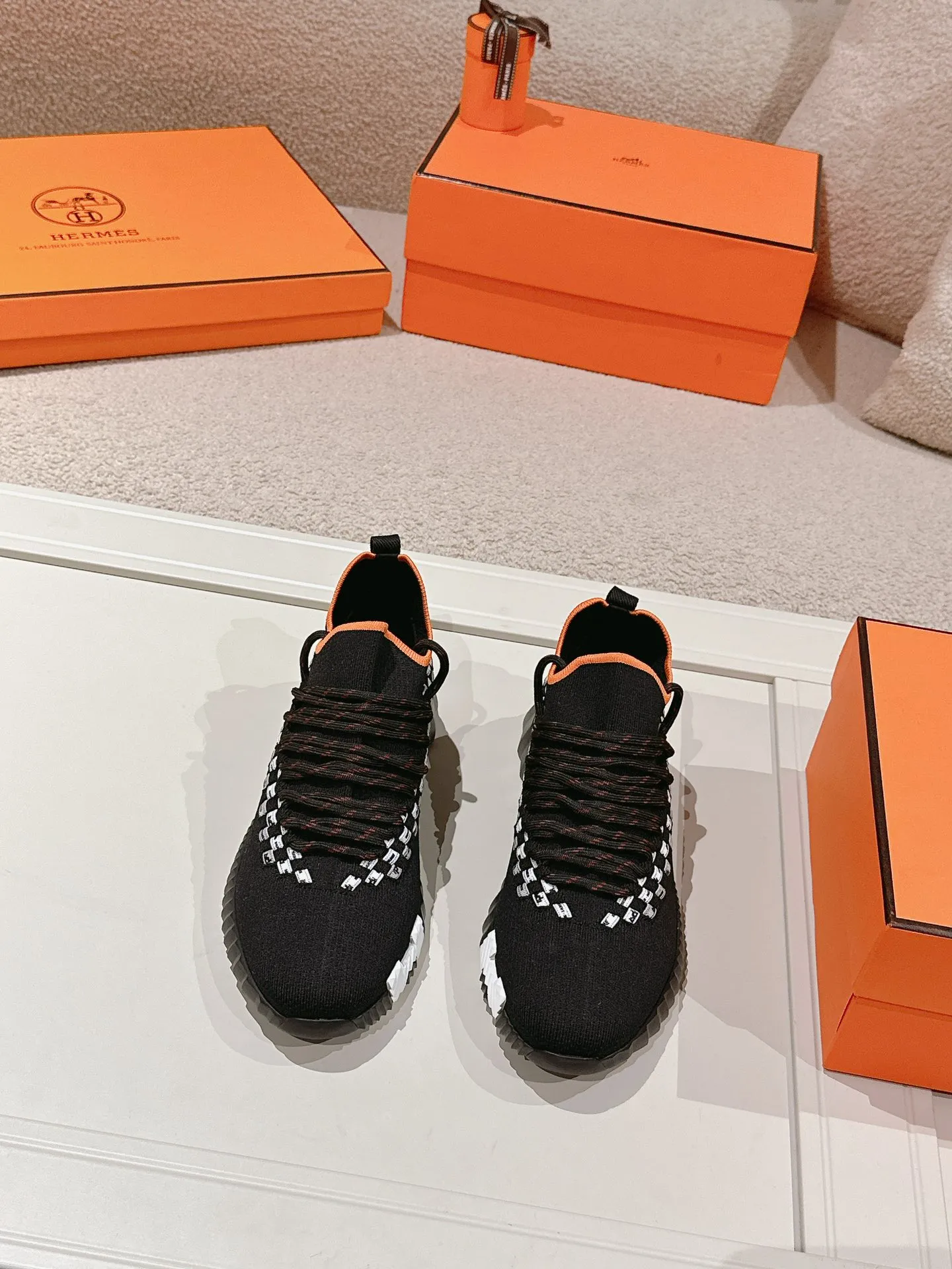 Men's shoes 💰600💰 Hermes top version # Hermès H family classic couple's casual sports shoes Couple's casual sports dad shoes combine high-tech canvas and suede goatskin, and are decorated with an exaggerated "H" letter on the rubber sole. The italic design and bright colors show vitality and continue the brand's design inspiration. Stroll around the city lightly and feel free and comfortable. Exquisitely packaged at the delivery counter 🛍📦 Fabric: Original special material and cow suede Lining: Customized breathable mesh Outsole: Open-molded TPU + rubber foam material Bottom thickness: 3CM Size: 35-45